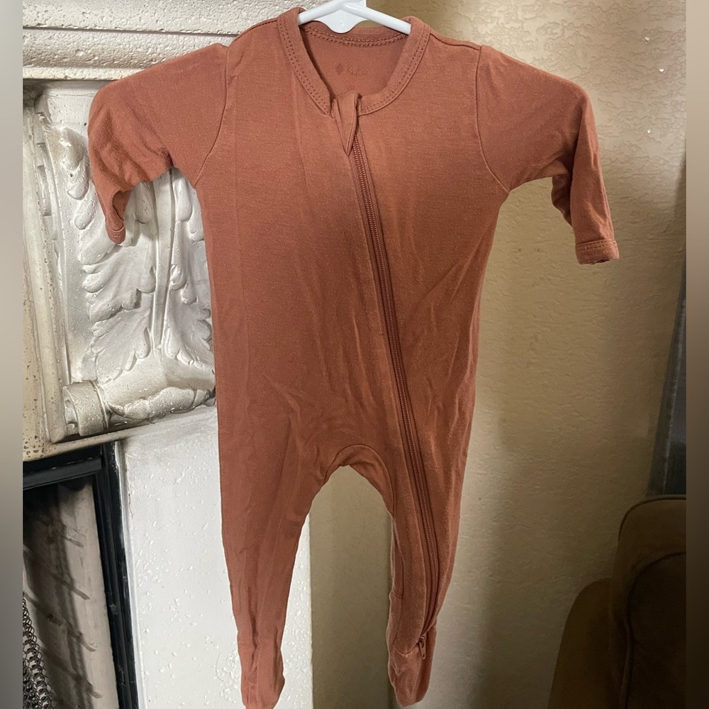 Kyte Baby Brown/Camel color onesie Newborn